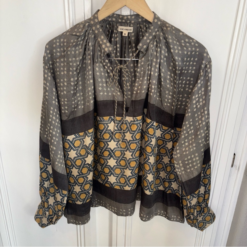 V.De.Vinster 100% Silk Long Sleeve Boho Graphic gray V Neck sz Small